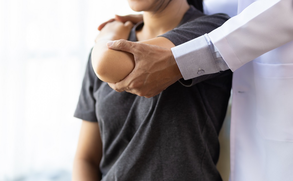 La Fisioterapia como Herramienta para una Vida Activa y Saludable 3 doctor practicing arm and shoulder physiotherapy f 2025 03 23 19 29 07 utc