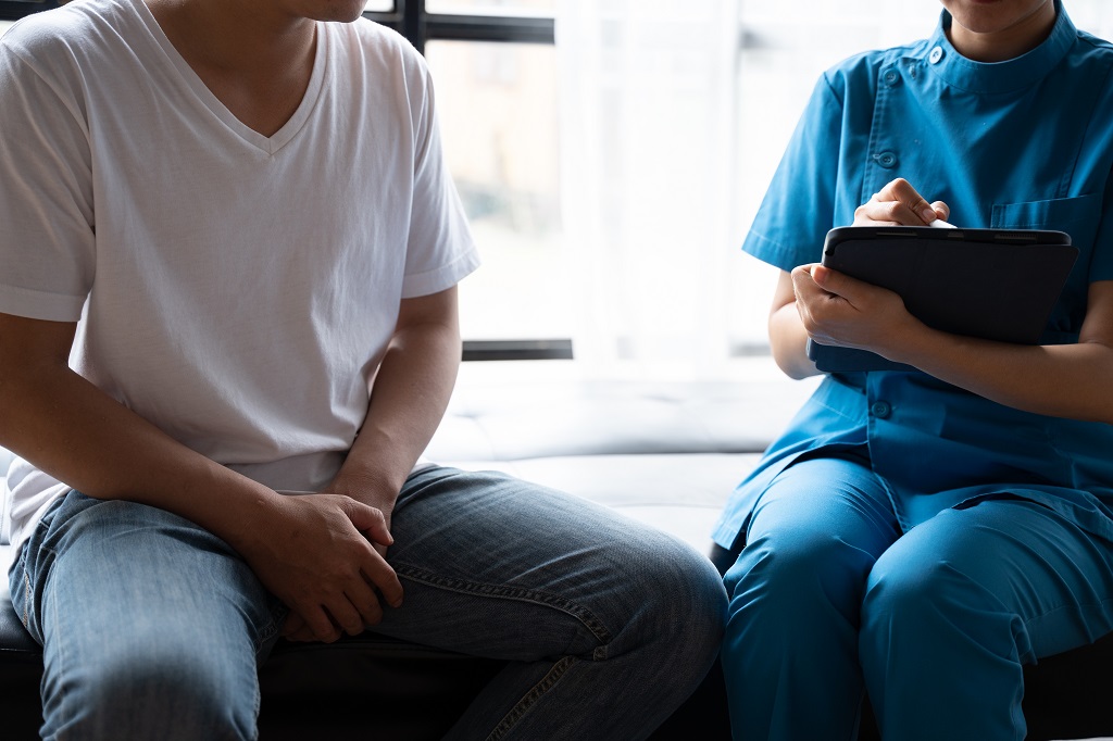 La Fisioterapia como Herramienta para una Vida Activa y Saludable 1 physical therapy concept asian man is admitted to 2025 01 10 06 47 27 utc