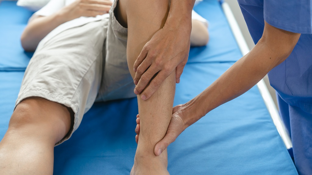 La Fisioterapia: Clave para una Recuperación Rápida y Eficaz 2 athlete undergoing physiotherapy with a musculoske 2025 03 05 11 58 05 utc
